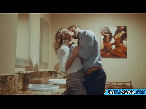 ❤️ 公衆トイレで巨乳金髪美女に誘惑されたら ❤  at us ❌️